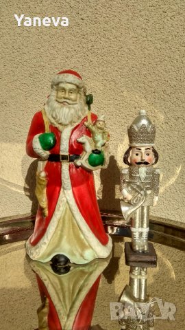 Дядо Коледа, статуетка с размер 27 см. и коледен музикант, размер 20 см. 