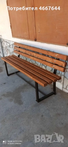 Дървена пейка с метални крака.