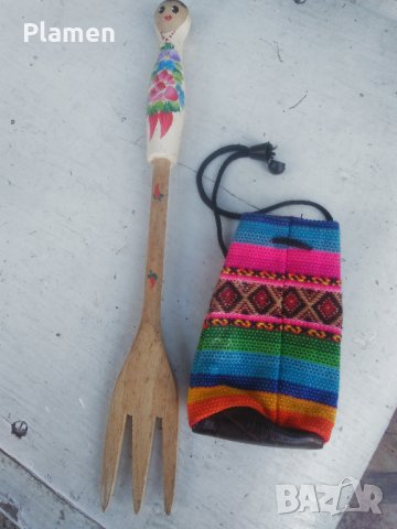 Стара дървена вилица рисувана с матрьошка руска и торбичка