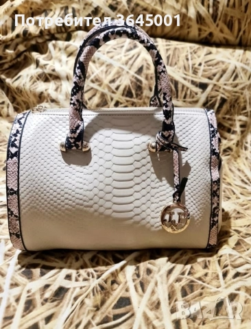 Дамска чанта от изкуствена кожа с змийски мотиви, къси дръжки и дълга дръжка през рамо. Нова 