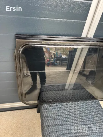 Прозорец Dometic с размер 900х520 (Има много малка забележка която се вижда на снимките), снимка 3 - Къмпинг мебели - 49897930