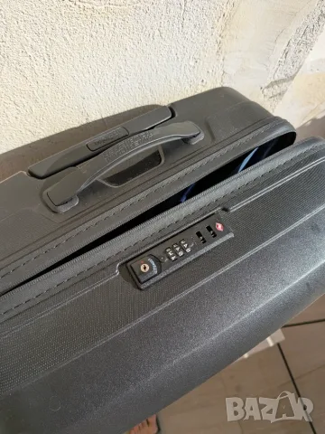 American Tourister твърд куфар с 4 колела и TSA заключване (60 см на 40 см на 25 см), снимка 2 - Куфари - 56156245