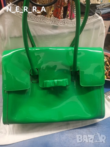 Дамска зелена лачена чанта, снимка 8 - Чанти - 53190762