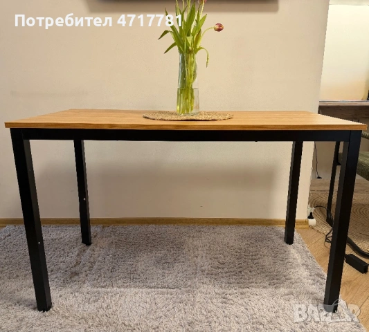 Модерна маса с метални крака – отлично състояние