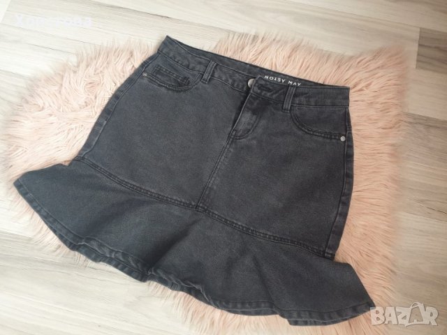 Дънкова кокетна пола в черно с волани - 18,00лв.