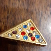 Брошка специална, форма триъгълник за билярдна маса, снимка 3 - Колиета, медальони, синджири - 34136252