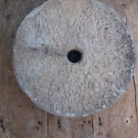 Старинен каменен диск,колело от ръчна мелница хромел, снимка 1 - Антикварни и старинни предмети - 33817912