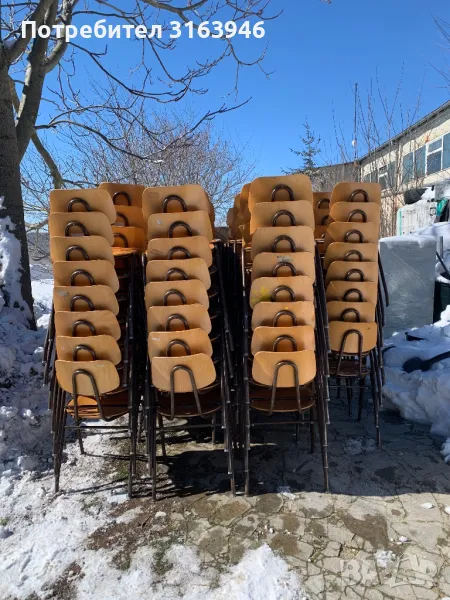 ПОД НАЕМ 150 броя дървени столове с метални крака , снимка 1