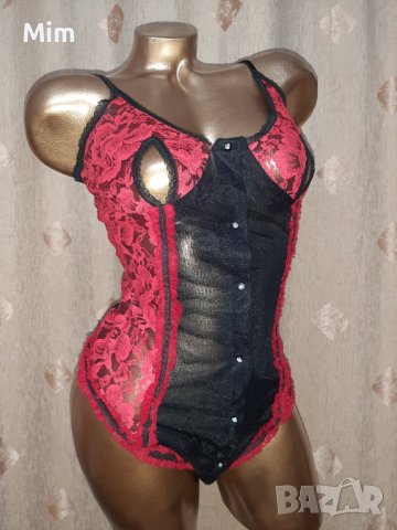 М Червено дантелено боди с отворени чашки 