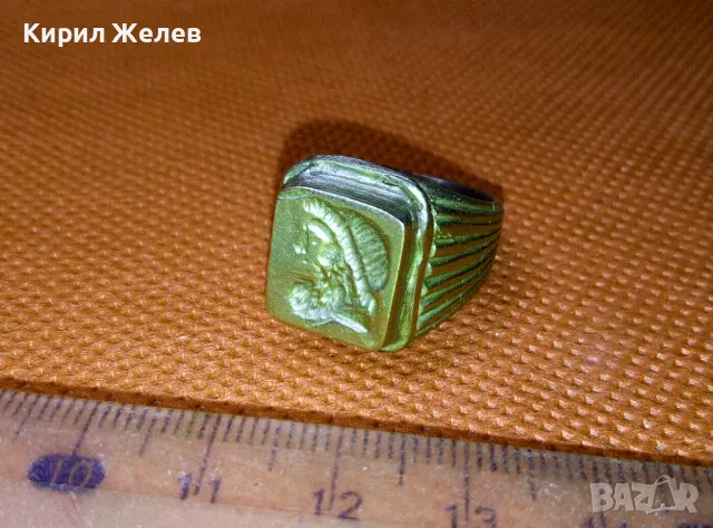 ПОЗЛАТЕН БРОНЗОВ ПРЪСТЕН РЕПЛИКА КОПИЕна АНТИЧЕН с РЕЛЕФНО ИЗОБРАЖЕНИЕ Тип ГЕМА на РИМСКИ ВОИН 44127, снимка 6 - Антикварни и старинни предмети - 47282551