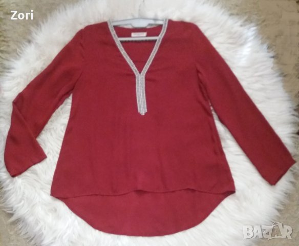 ИЗКЛЮЧИТЕЛНО КРАСИВА шифонена риза в бордо с остро деколте със сребристи камъчета и перлички по него