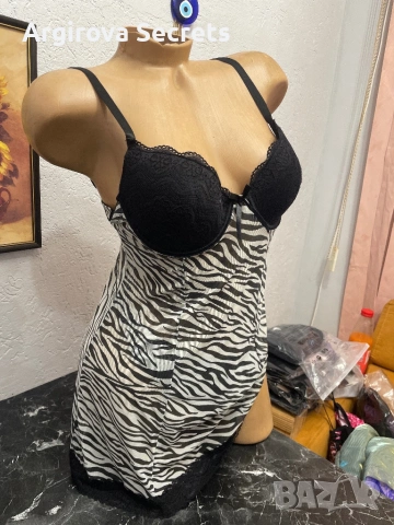 Комплек тип Зебра ,съчетава елегантна нощница с бикини .