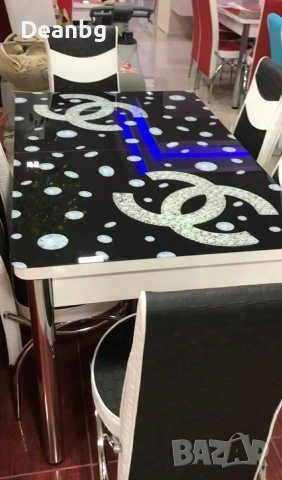 Маса +4 стола запазена в добро състояние разтяга се