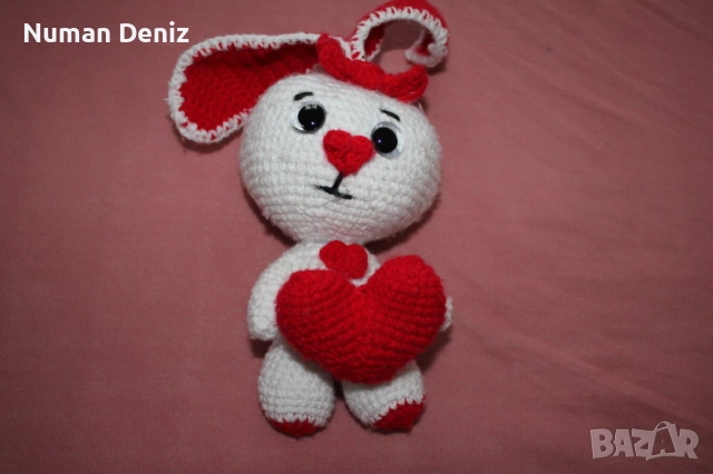 Плетено зайче в червено и бяло - ръчно изработено, снимка 4 - Романтични подаръци - 53053670