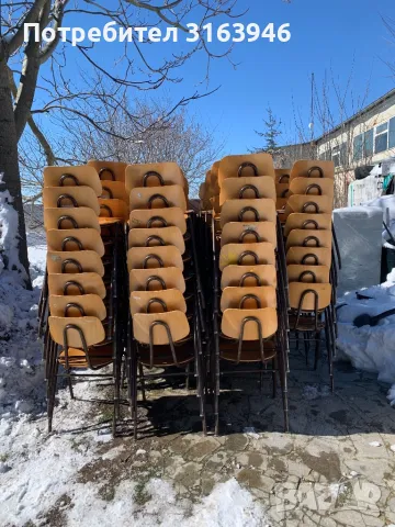 ПОД НАЕМ 150 броя дървени столове с метални крака 