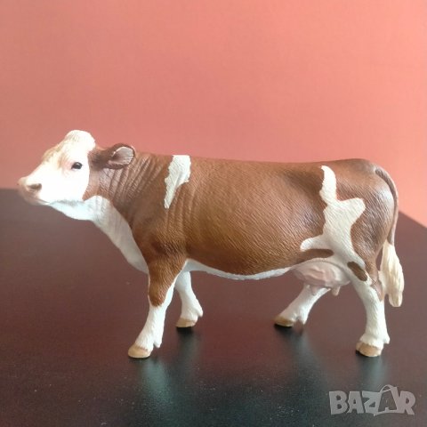 Колекционерска фигурка Schleich Simmental Dairy Cow Brown / White Крава 2008 73527, снимка 1 - Колекции - 42380806
