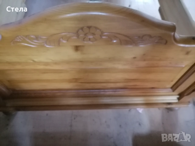 Единични дървени легла с нощни шкафчета