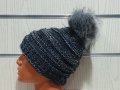 Нова дамска плетена шапка тъмносин меланж с помпон/пух, снимка 1 - Шапки - 30963365