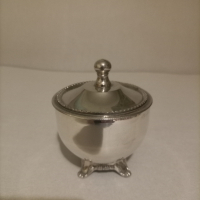 Много красива Винтаж сребърна купа Oneida USA с четири крака с въртящ  капак , снимка 1 - Антикварни и старинни предмети - 44590861