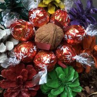 LOVE MANDARINE 🍊 Букет 💐 Бонбони LINDOR 🍬 Цветя Шишарки 🌲 Орех 🌰 Ръчна Изработка ⚒️, снимка 1 - Декорация за дома - 35129539