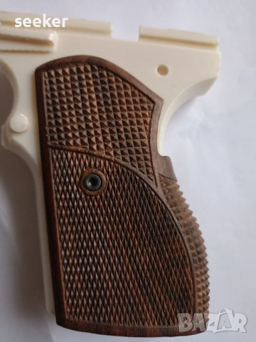 Орехови чирени (ръкохватка) за пистолет ТТ 33, снимка 3 - Оборудване и аксесоари за оръжия - 53992583