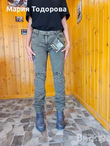 Два НОВИ дамски мото панталона и едни използван кожен панталон,без следи от употреба. 