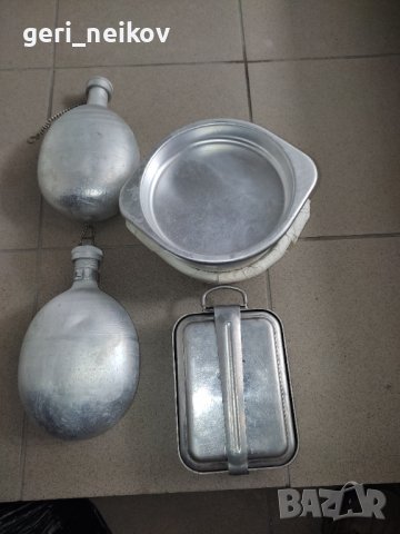 Туристически комплект от манерка и алуминиеви канчета за храна