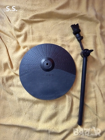 Чинел със стойка на Alesis