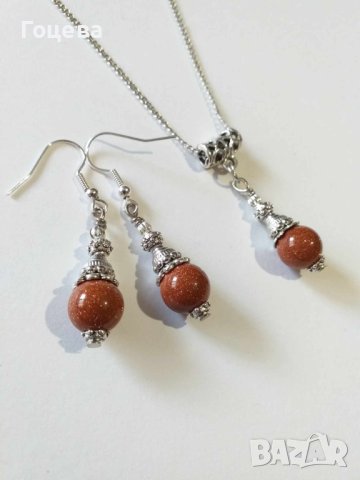 Прекрасният ни нов комплект бижута обици и колие със Слънчев камък и орнаменти цвят сребро 