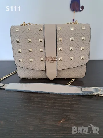 Ефектна дамска чанта GUESS с метални елементи, снимка 4 - Чанти - 50140049
