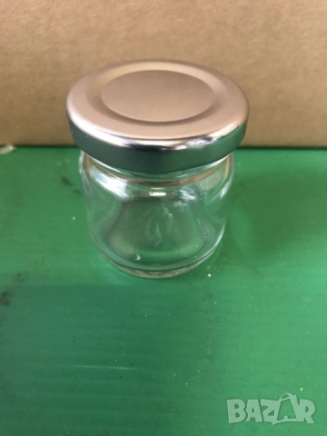 малки бурканчета с капачки