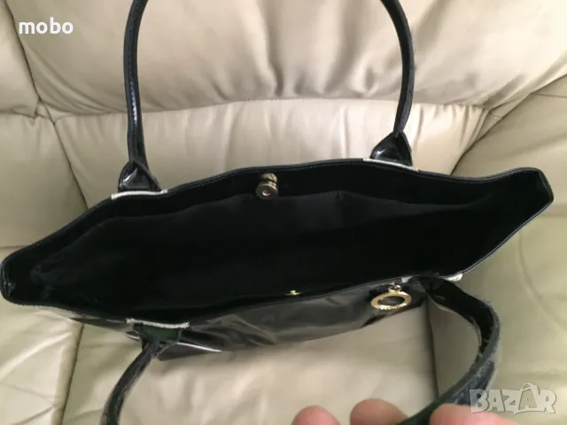 Дамска черна лачена чанта, марка ESTEE LAUDER ,едно отделение с вътрешен джоб, затваряне с магнитно , снимка 5 - Чанти - 49634259