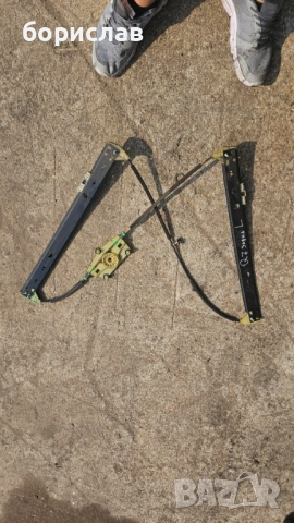 Заден ляв механизъм за стъклото audi q7 , снимка 2 - Части - 51637363