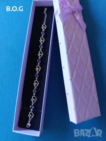 Елегантна, сребърна гривна с двойни ❤️ ❤️ ❤️ сърца.Поставена в луксозна, подаръчна кутия.