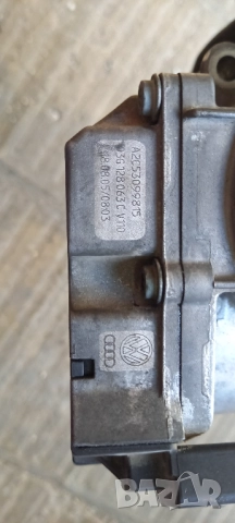 Дроселова клапа VW Passat B6 1.9 TDI, снимка 2 - Части - 51871571