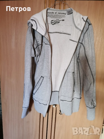 Дамски суичър с цип,качулка,сив,ватиран,с ефектни външни шевове.Размер М