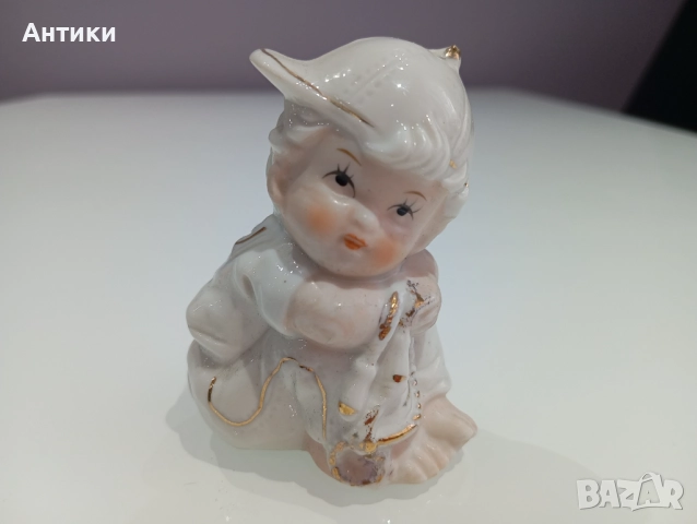Порцеланова фигура маркирана Дете