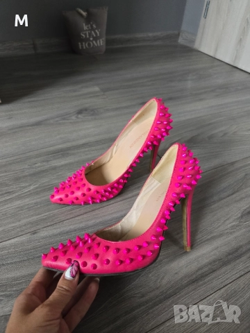 Жестоки дамски обувки на ток с шипове 