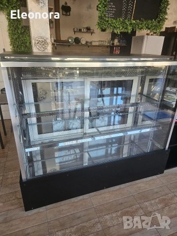 Хладилна сладкарска витрина, голям размер, 3 рафта, Cubigel компресор , снимка 2 - Хладилни витрини и фризери - 54109429