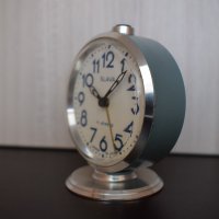 Ретро часовник-будилник Слава, снимка 2 - Антикварни и старинни предмети - 31929959