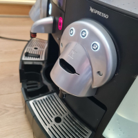 Кафе машина на Nespresso, снимка 2 - Кафемашини - 44735293