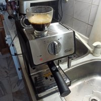 Кафемашина Делонги с ръкохватка с крема диск, работи отлично и прави хубаво кафе с каймак , снимка 2 - Кафемашини - 42876170