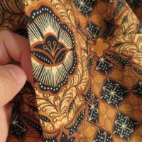бутикова мъжка  риза с ефектни шарки и  златисти орнаменти-  Batik Keris.- красота която спира дъха , снимка 3 - Ризи - 30304832
