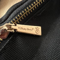 Victoria’s Secret Черна чанта с бяла лента и надпис PINK дължината се регулира 🖤 , снимка 3 - Чанти - 44737143