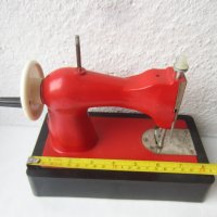 Руска детска шевна машина, червена, запазена, снимка 6 - Антикварни и старинни предмети - 29476651