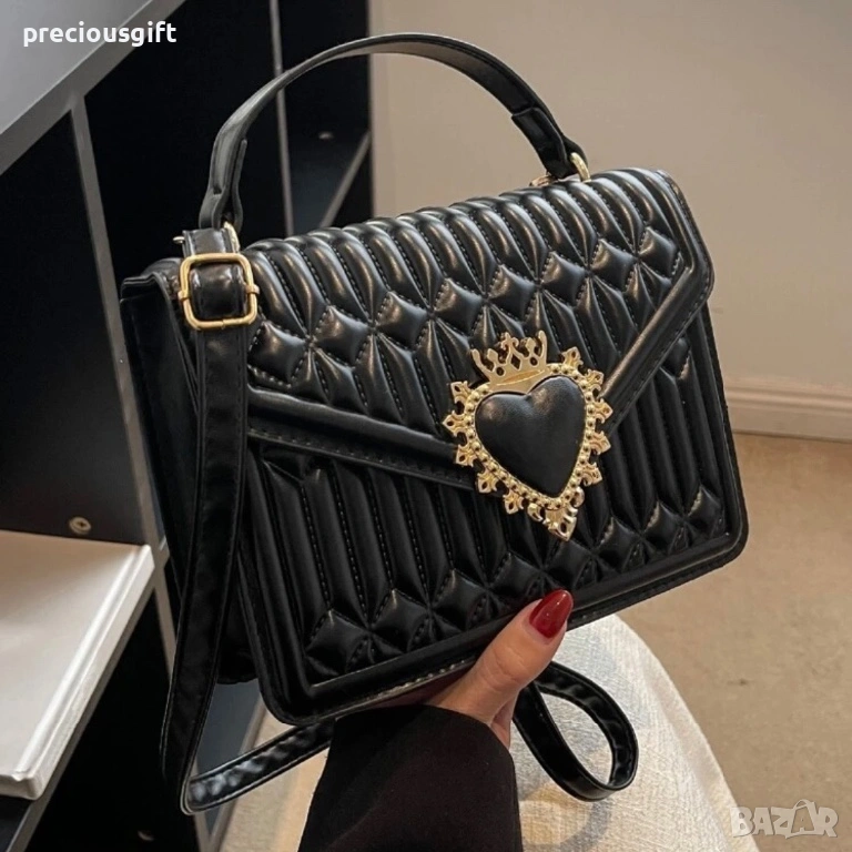 Дамска черна чанта със сърце, снимка 1