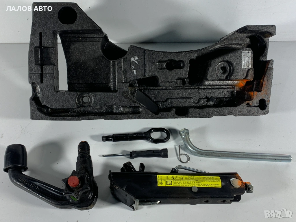 Комплект аварийни инструменти Кука теглич Пасат Б6 Komplekt instrumenti Kuka teglich Passat B6 , снимка 1