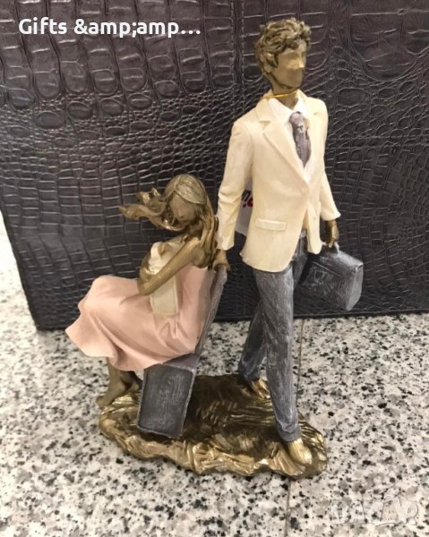 Статуетка Влюбена двойка с куфари - от полирезин, снимка 1