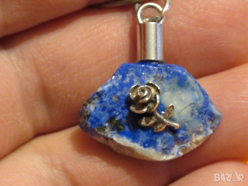 Малка красива  сребърна роза инкрустирана върху лазурит и сребърно синджирче сребро, снимка 1