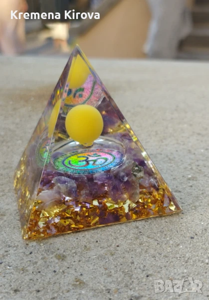 Пирамида оргонит Ом. С аметист. Бижута Луди гъби., снимка 1